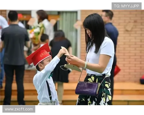 足球巨星与孩子们的温馨时刻：传递梦想与希望的美好瞬间