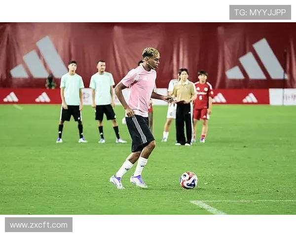 与足球明星亲密接触粉丝们的梦想瞬间定格在镜头中